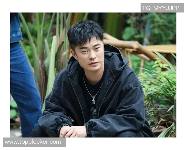 鹿晗踢足球时意外露出内裤引发热议网友纷纷调侃其运动时尚感